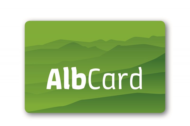 Die neue AlbCard im grünen Design berechtigt seit 1. Juli 2020 zum freien Eintritt ins Alamannenmuseum - die Nutzung von Bus und Bahn in sieben Verkehrsverbünden inbegriffen! Voraussetzung ist mindestens eine Übernachtung bei den beteiligten Übernachtungspartnern (Foto: Museum).